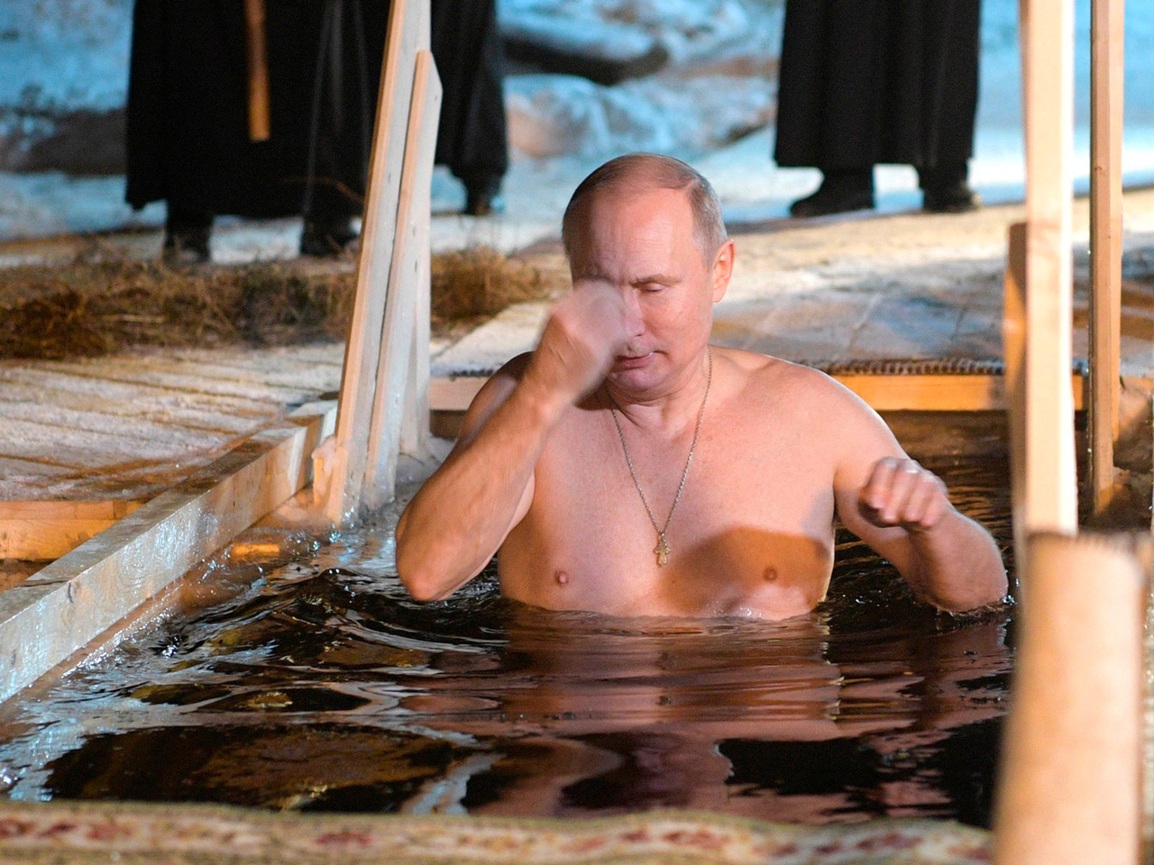 Путин в проруби на крещение фото