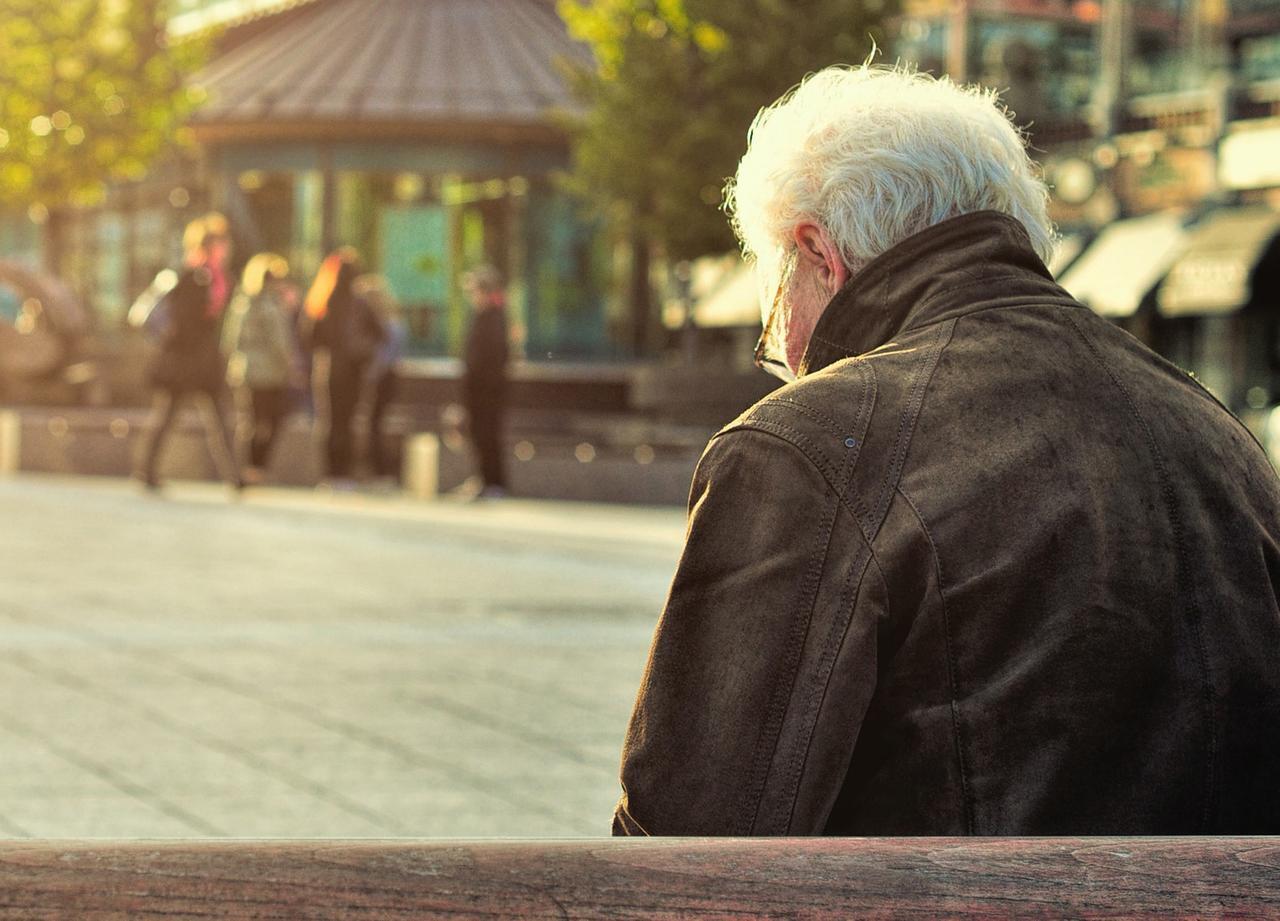 дедушка на скамейке и ушел