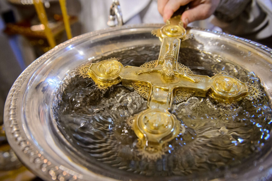 Как на Крещение освятить квартиру святой водой самостоятельно, а главное — правильно