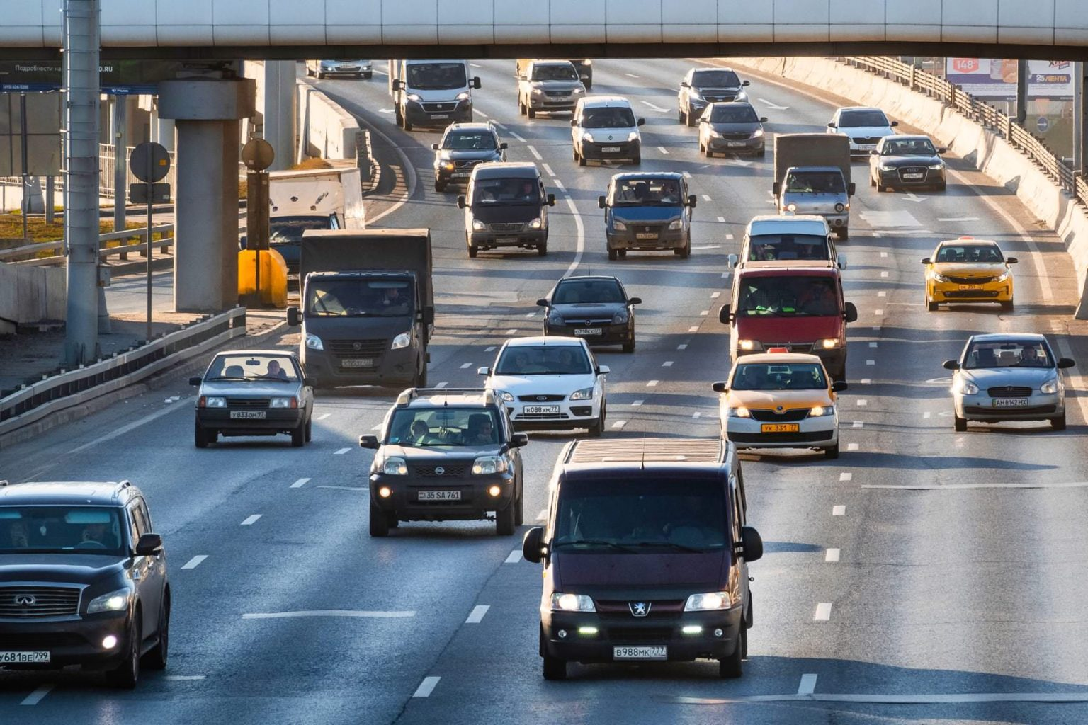 качественные дороги россии. машина на дороге. хорошая дорога. обгон опережение перестроение. автомобильный транспорт.