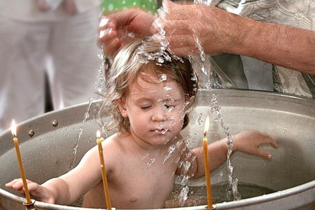 Обряд крещения. Крещение ребенка. Крещение дете. Крещение детей в купели.