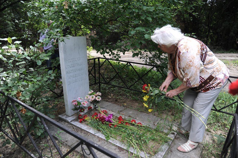 Кладбище родственник. Кладбище Волгоградской области. Поведение на кладбище. Кладбище на Селезневке Волгоград. Родственники на могиле.