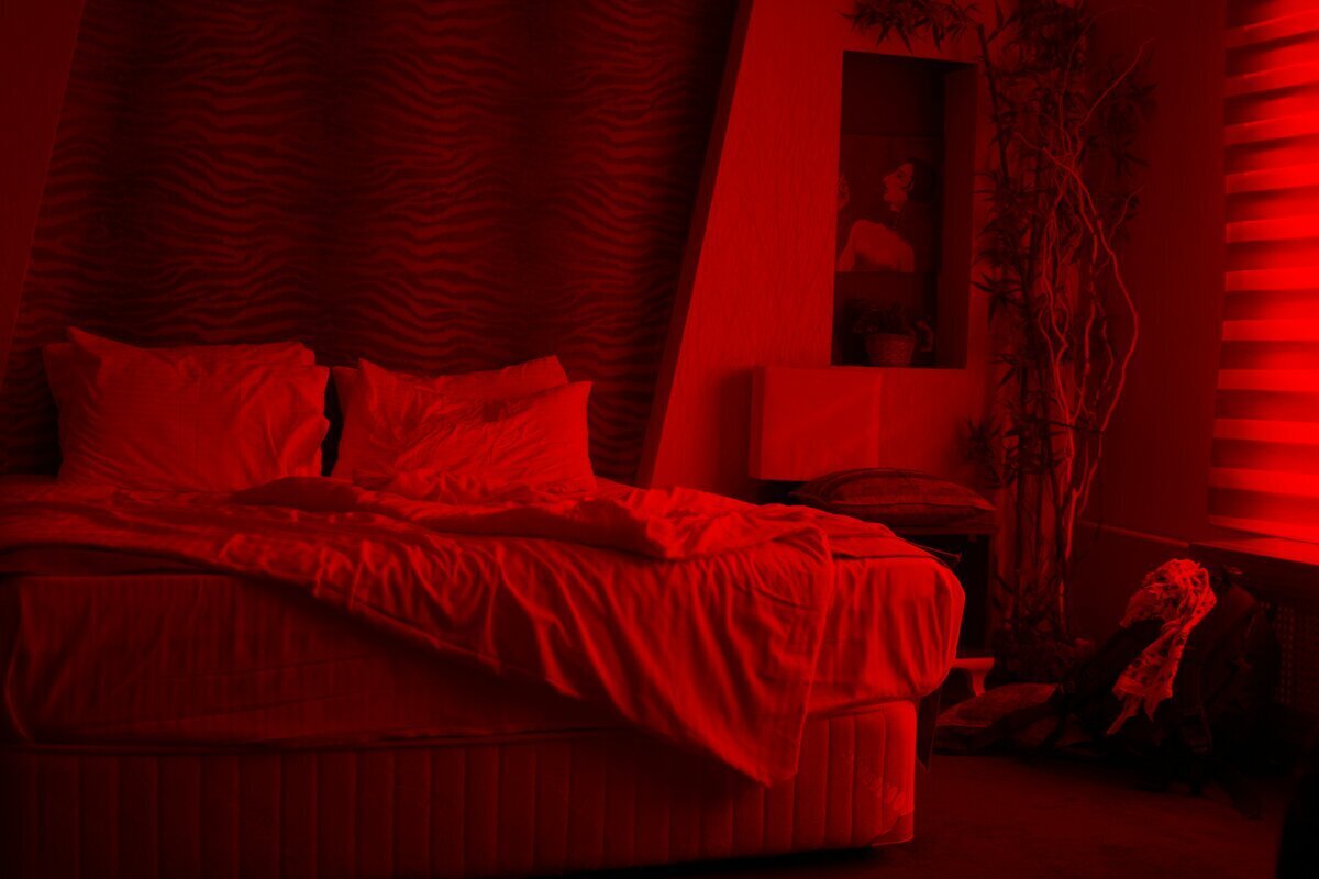 Темная комната с красным освещением