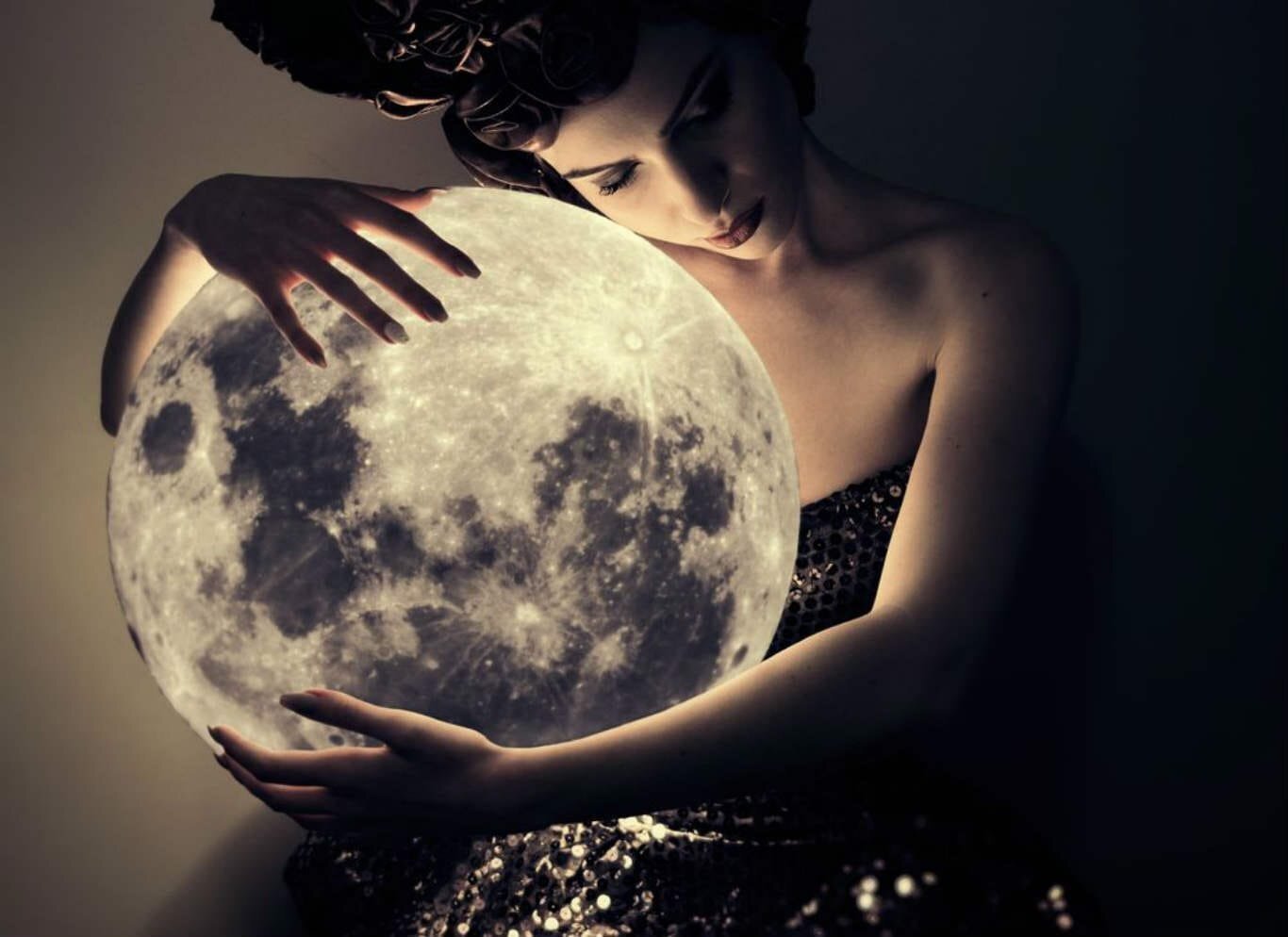 Look at the moon. Девушка-Луна. Лунная девушка. Полнолуние девушка. Девушка с шаром в руках.