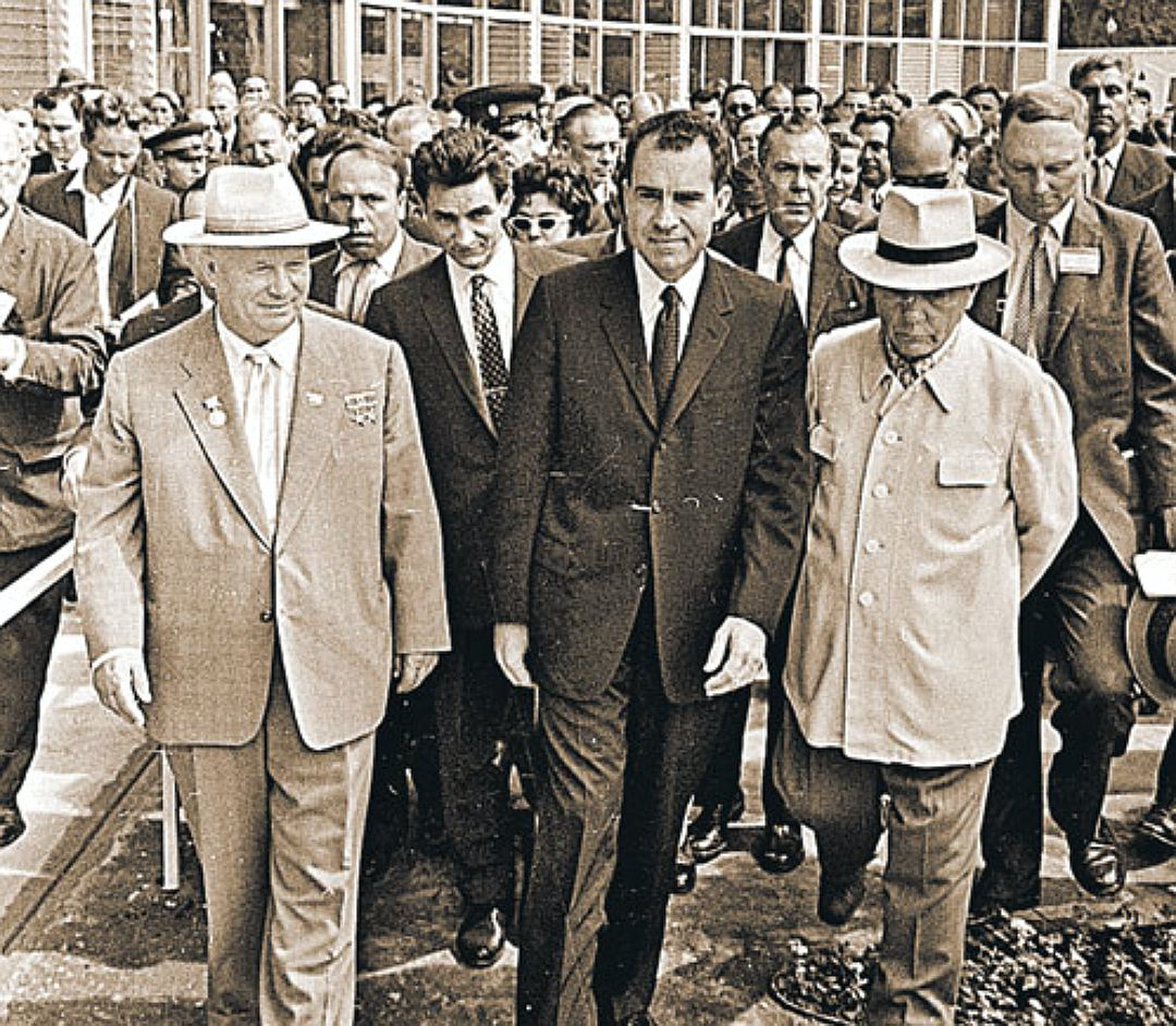 Первым президентом сша посетившим ссср. Никсон и Хрущев 1959. Визит Хрущёва в США В 1959. Хрущев и Никсон на выставке. Хрущев первый секретарь ЦК КПСС.