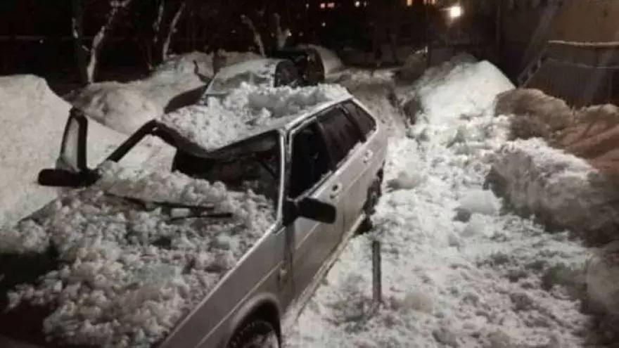 На город вечер упадет ледяной. Снег на крыше машины. Падение снега на автомобиль. Лед упал на машину. Падение льда на машину.