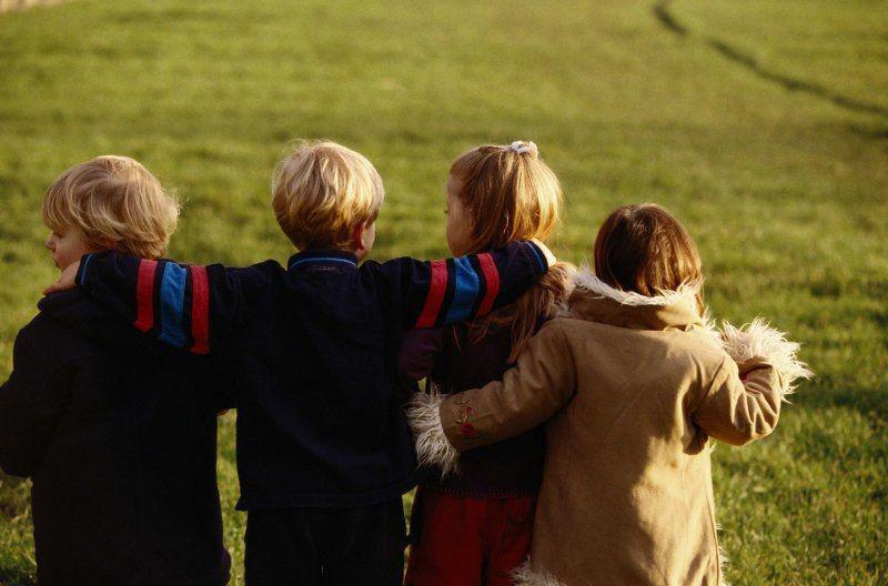 Childhood friend. Дети друзья обнимаются. Дети друзья со спины. Эстетика дружбы детей. Встреча с друзьями дети.