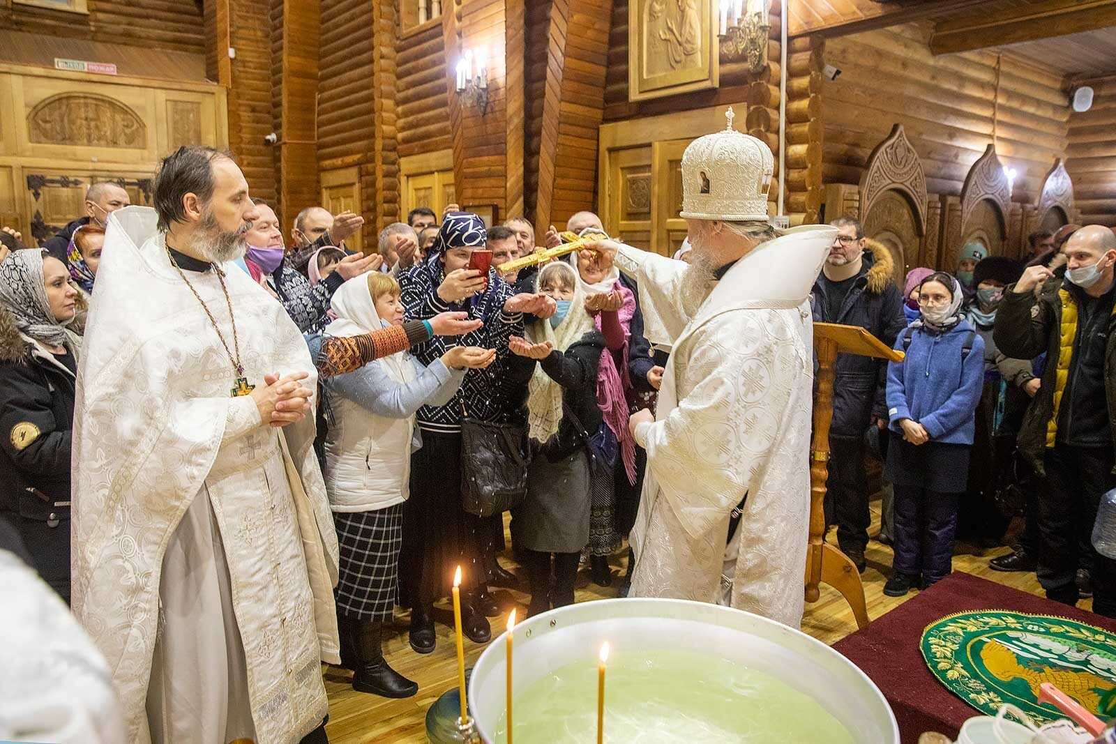 Праздники 19 году. Реутов храм Святой Троицы крещение. Троицкий храм крещение.