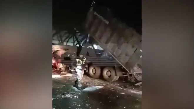 В москве рама упала. Сбитый мост пешеходный в Балашихе. В Балашихе рухнул пешеходный мост. Мост на Горьковском шоссе рухнул. Самосвал сбил пешеходный мост в Балашихе.