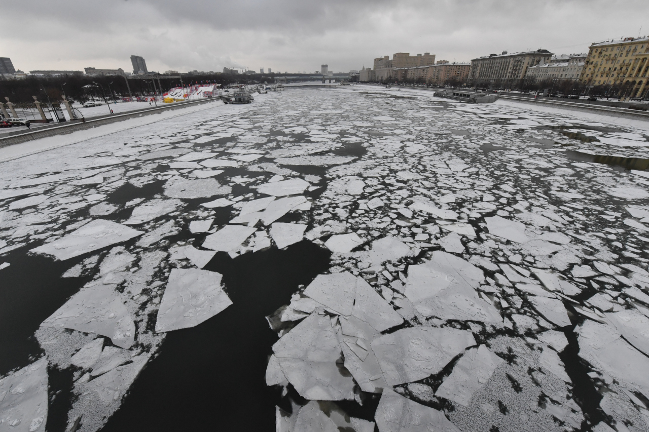 Ото льда. Когда водоемы полностью очистились ото льда. Вскрытие Амура ото льда. Металлические сооружения в реке ото льда. Фото река очистилась ото льда.