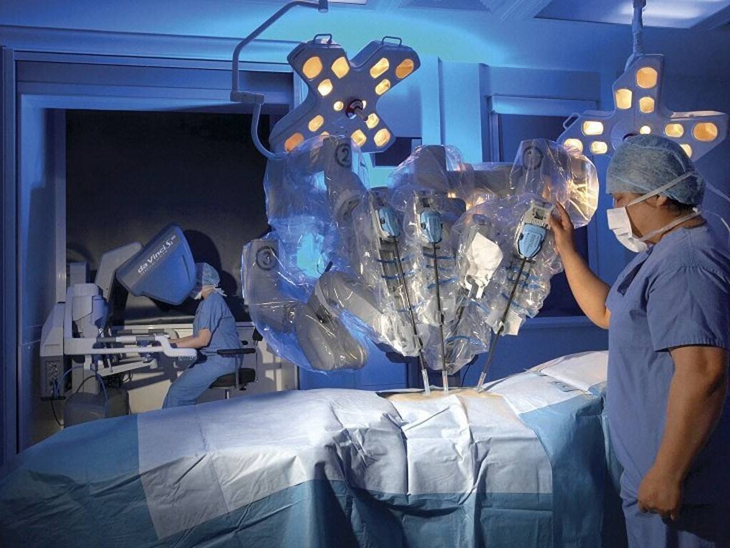 Робот провел операцию. Da Vinci робот-хирург. Da Vinci (робот-хирург) фото. Робот да Винчи медицина. Медицинский робот хирург да Винчи.