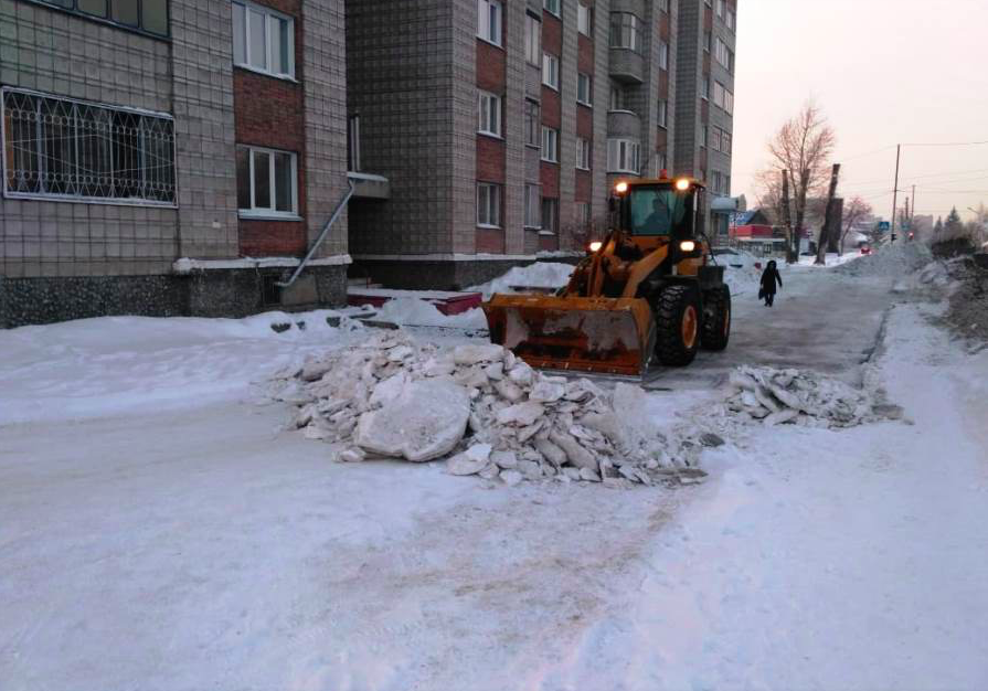 Снег во дворах москвы. Уборка снега во дворах. Много снега во дворе. Русские снега. Снегопад в Москве.