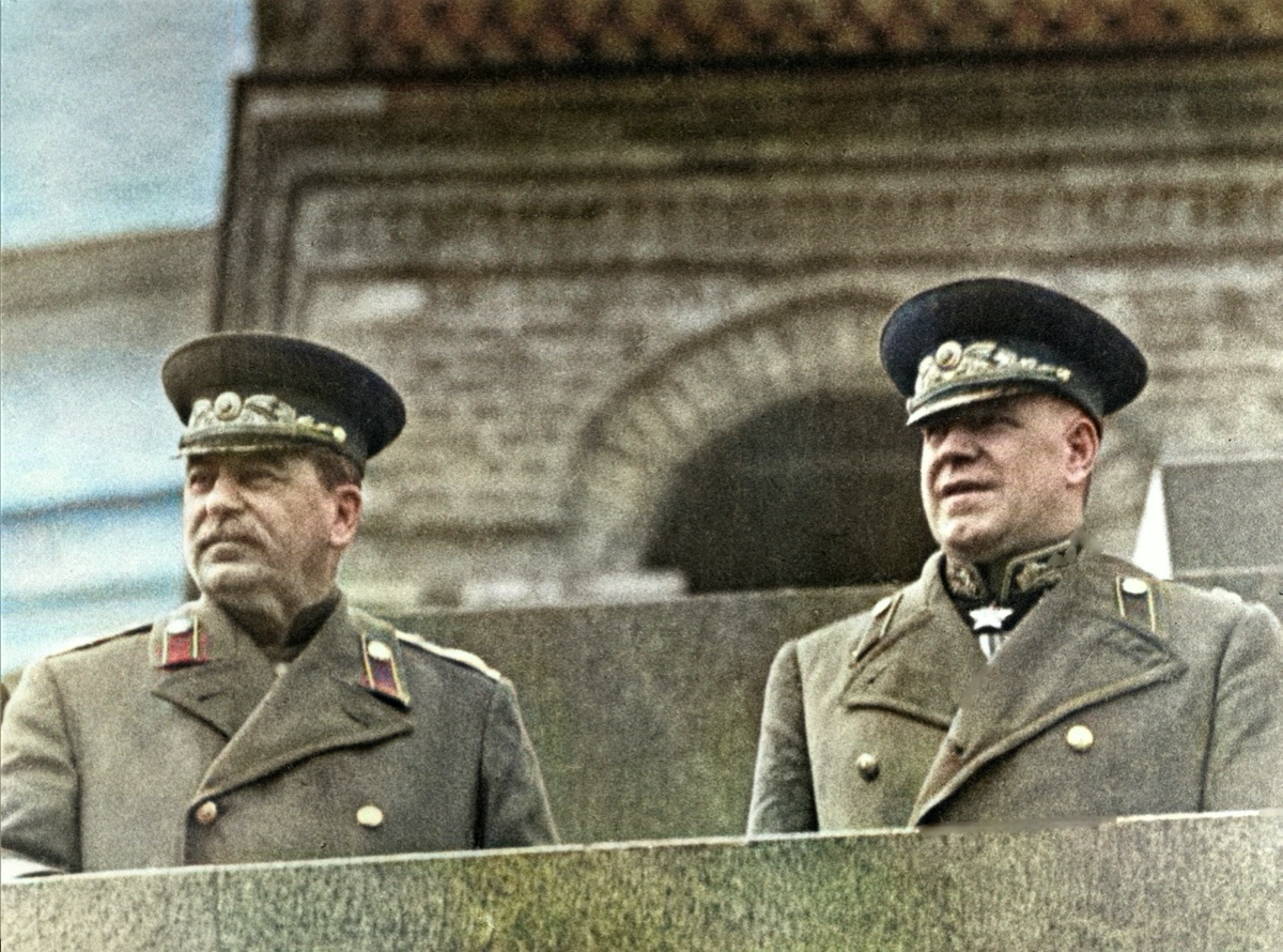 Эту победу они нам не простят. Сталин на трибуне мавзолея 1945. Маршал Жуков и Сталин.