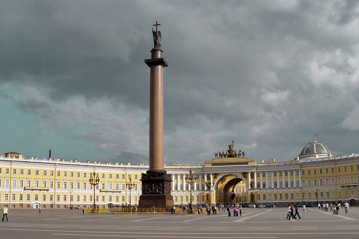 Александрийский столп. Александровская колонна в Санкт-Петербурге. Александрийская колонна на Дворцовой площади в Санкт-Петербурге. Дворцовая площадь и Александровская колонна. Памятник Александровская колонна в Санкт-Петербурге.