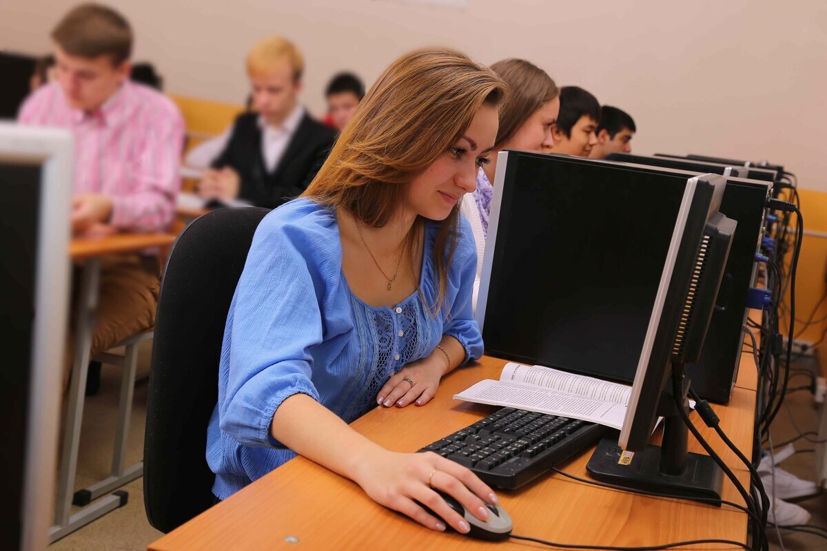 Дистанционное 2021 школа. Дистанционное образование. Интернет образование. Ноутбук для учёбы в техникуме. Компьютер в вузе.