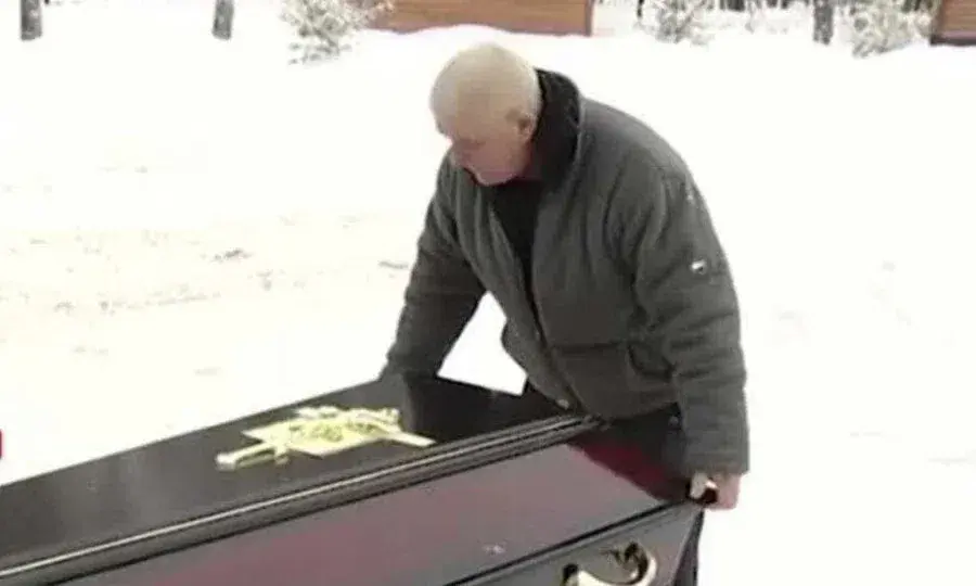 Дедушка похоронен. Кладбище дедушка.