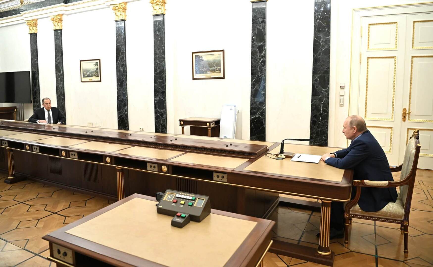 Длинный стол Путина