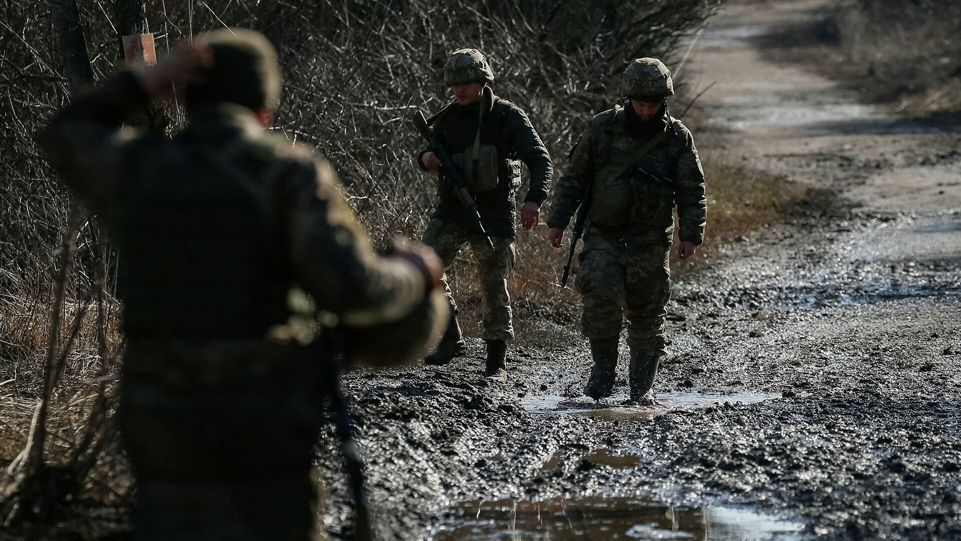 Сводка на украине 25.02 2024. Ситуация на Украине. Украинские военные бегут с Донбасса.
