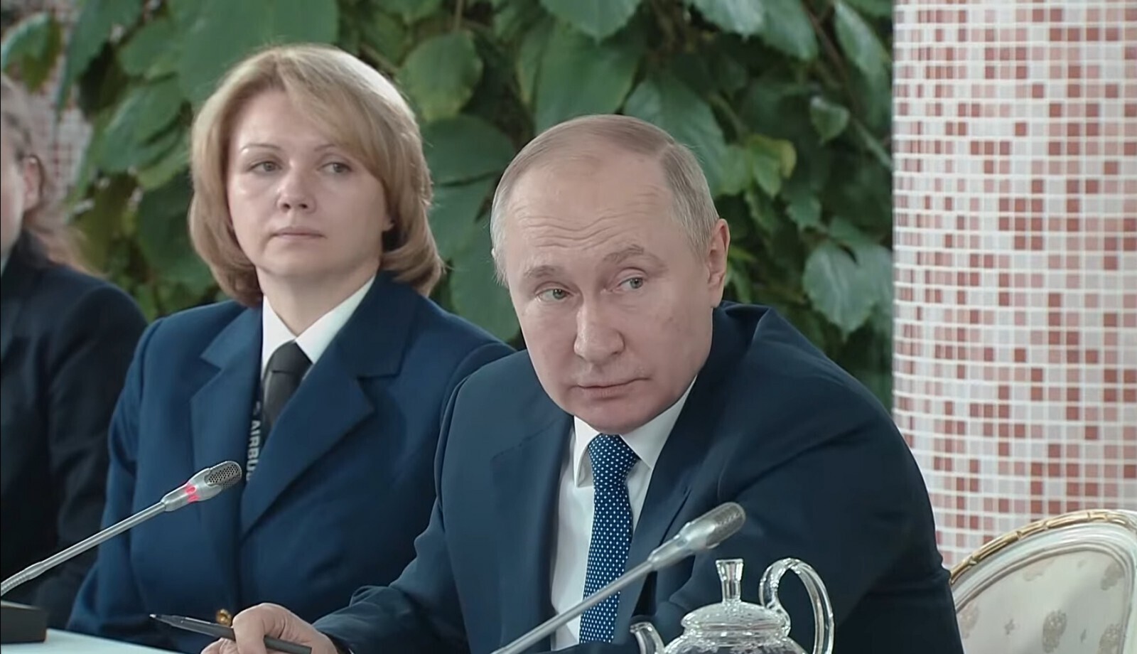 Подоляка 20 февраля 2024 года. Женщина рядом с Путиным.