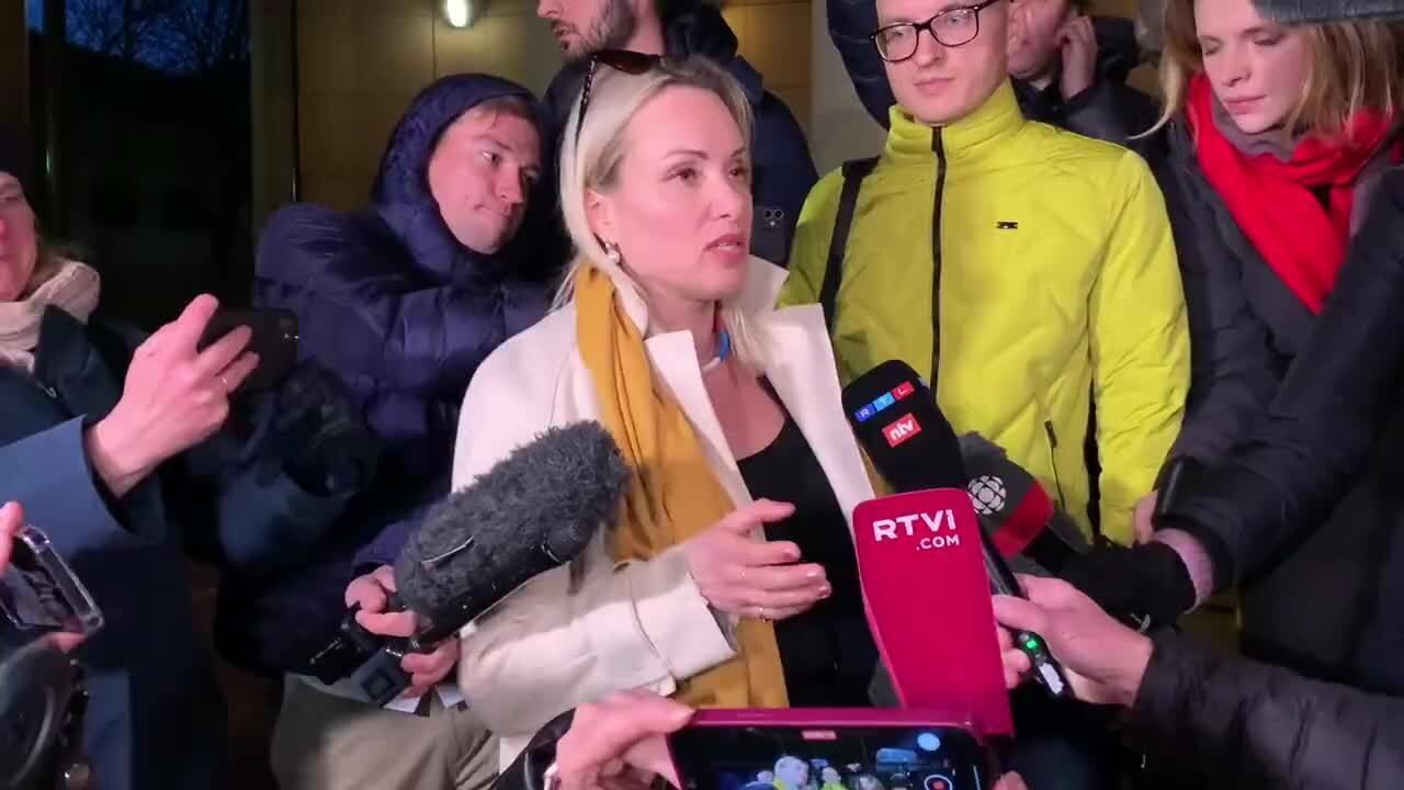 предатель первого канала. марина овсянникова с плакатом в прямом эфире первого канала. телеведущий предатель. экс сотрудница 1 канала марина овсянникова. предатель первого канала.