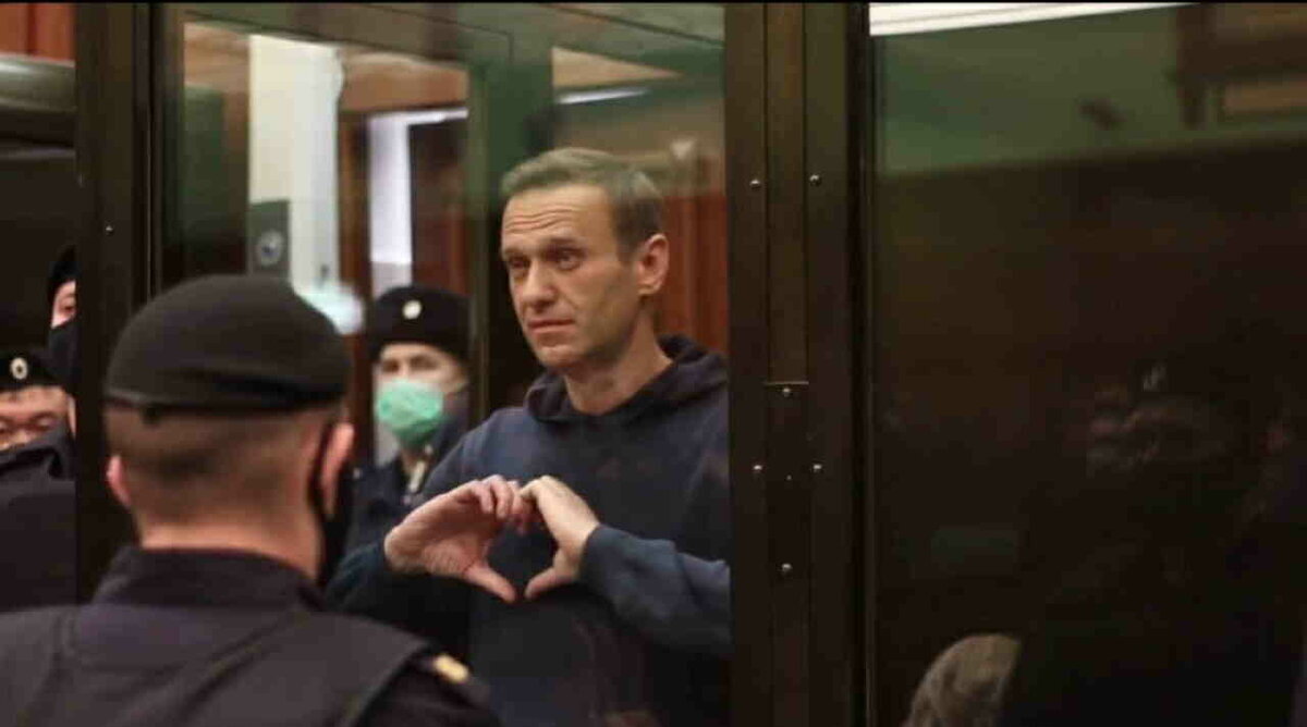 Навальный показывает сердечко