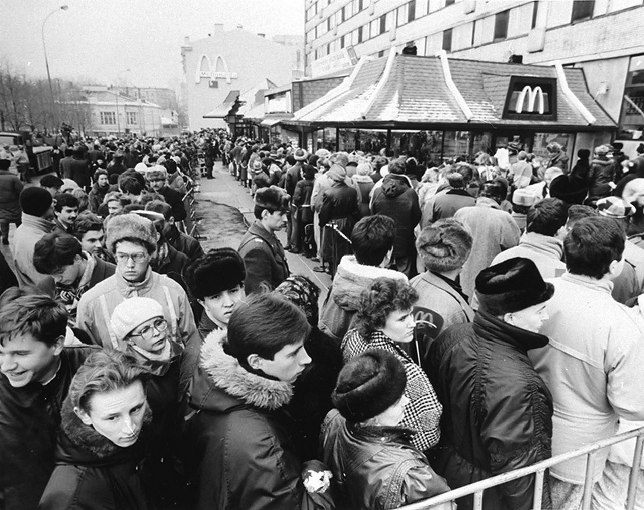 Очереди в полдень. Очередь в макдональдс 1990 Москва. Очередь в первый макдональдс в Москве 1990. Открытие первого Макдональдса в Москве в 1990 году очередь. Макдональдс на Пушкинской Москва 1990 очередь.
