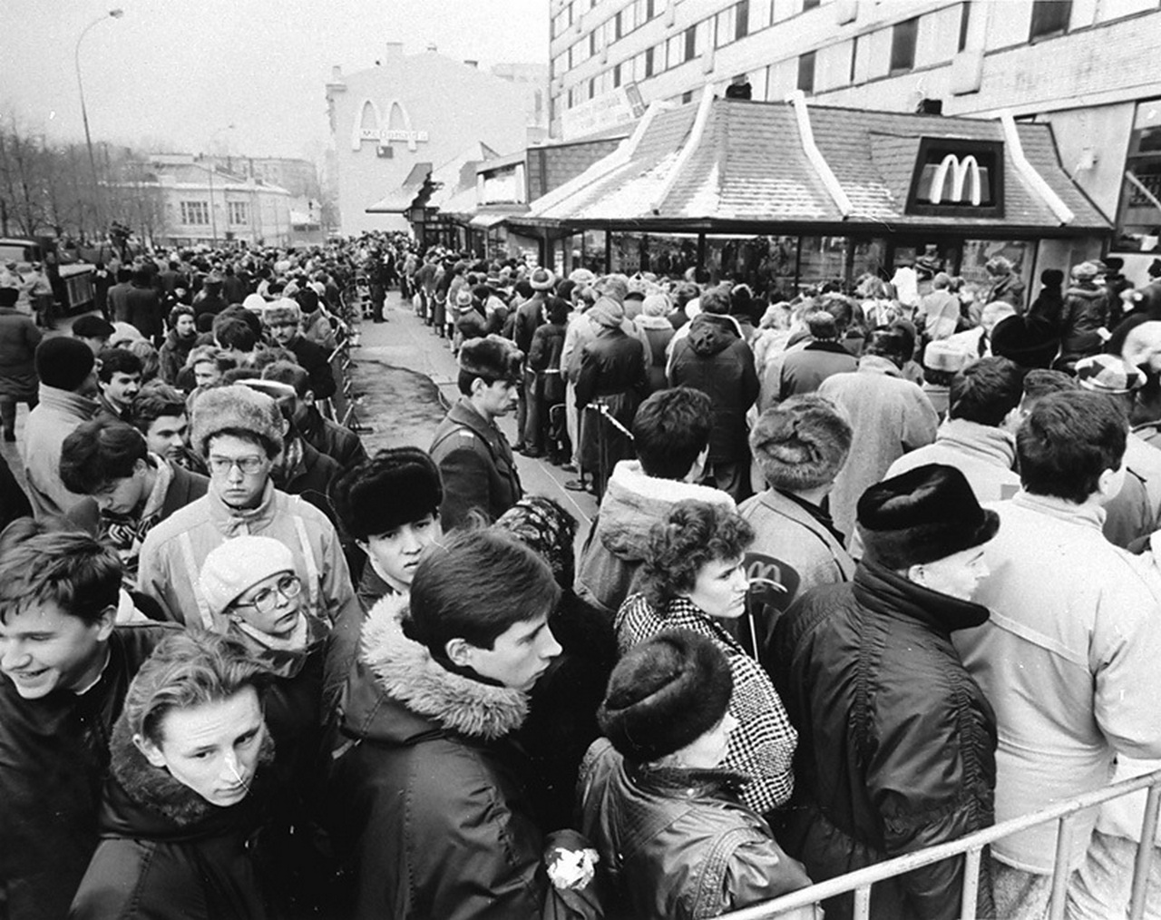 Первый мак в москве. Очередь в макдональдс 1990 Москва. Очереди в макдональдс в 90-е. Очередь в первый макдональдс в Москве 1990. Очередь в Московский макдональдс 1990.