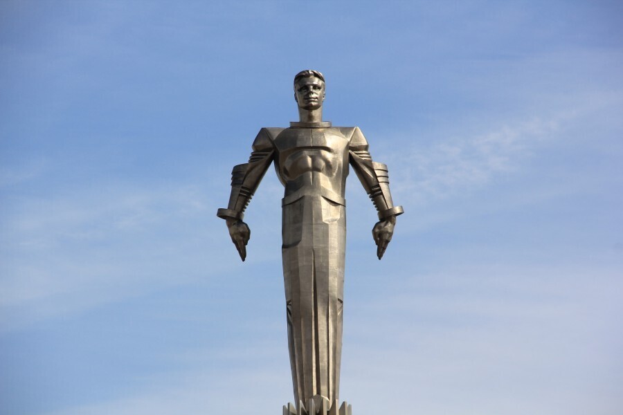 В каком городе памятник гагарину. Памятник Юрию Гагарину в Москве. Памятник Гагарина в Москве на Ленинском проспекте. Памятник Гагарину Москва Ленинский проспект. Памятник Юрию Гагарину ВДНХ.