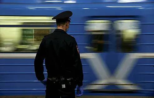 Напавших на полицейских в метро Москвы отдали под суд.
