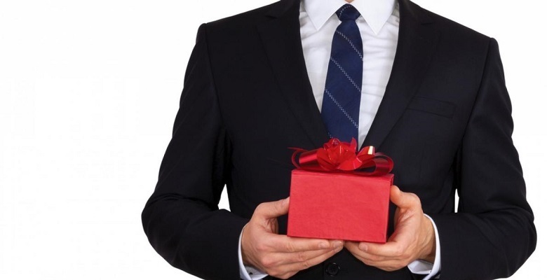 Клиенты иногда дарят подарки своим адвокатам