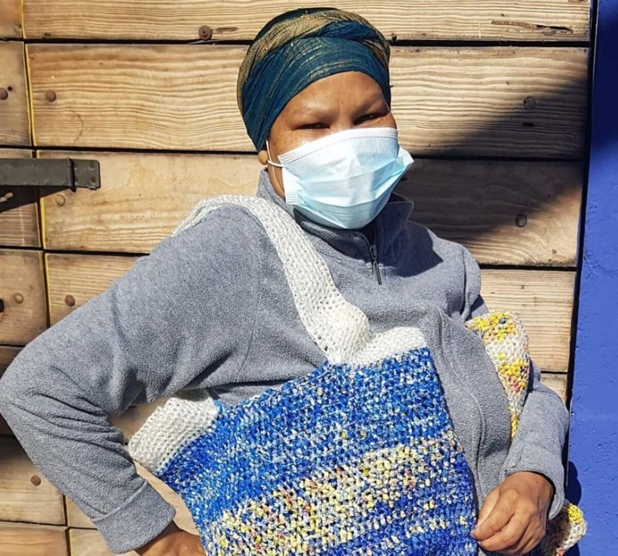 Бабушка вяжет крючком из полиэтиленовых пакетов, чтобы помочь внучке оплатить учёбу