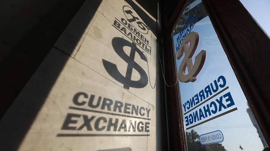 Аналитик оценила возможность падения доллара до 30 рублей