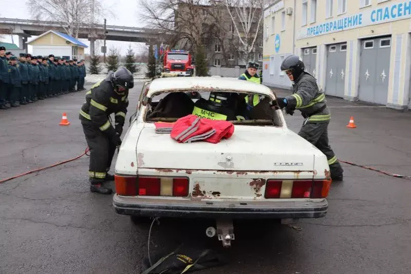 Тамбовские спасатели соревновались в скорости ликвидации последствий ДТП.