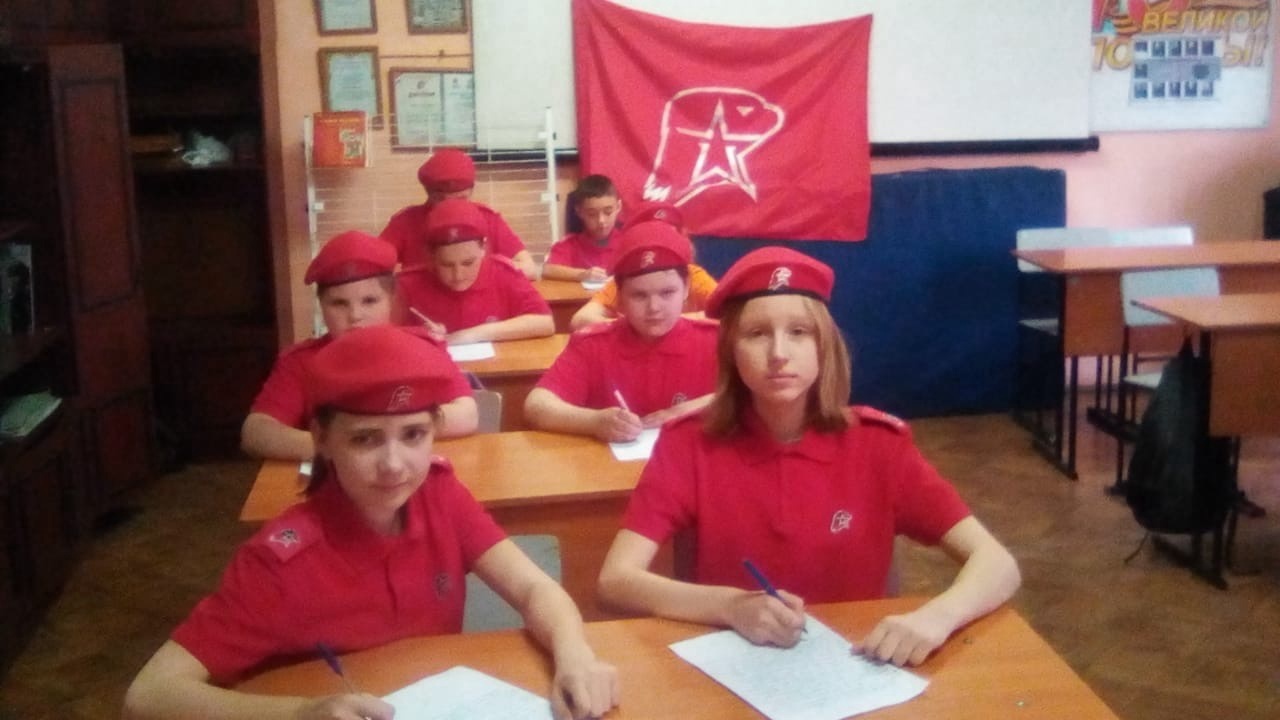  Юнармейцы Дворца творчества приняли участие во Всероссийской акции "Письмо солдату", выразив признательность военнослужащим российской армиИ