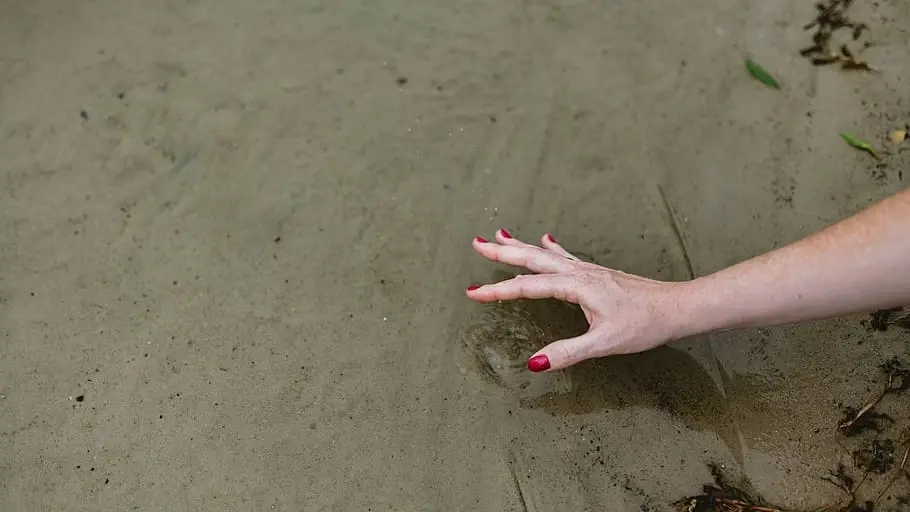 Муж из-за ревности изрубил топором  руки жене-маникюрщице. Мечтал, чтобы она не работала и сидела дома