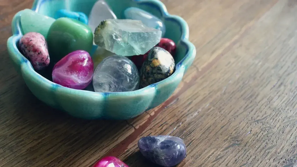 Как космическая сила кристаллов влияет на все аспекты жизни человека: Что вам нужно знать о кристаллотерапии и о том, как она работает