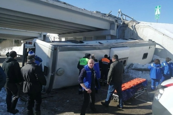 В Подмосковье рейсовый автобус упал с эстакады. Двое пассажиров из 20 погибли - список пострадавших