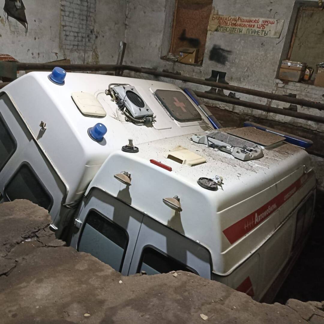 Две кареты скорой помощи провалились под землю из-за гнилого пола в больничном гараже