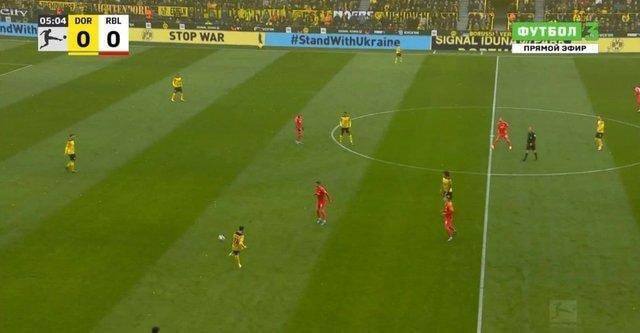 Телеканал «Матч! Футбол 3» прервал трансляцию матча после появления баннеров в поддержку Украины.