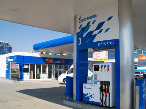 На московских АЗС подешевел бензин.