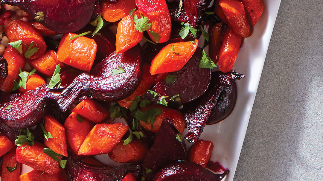 Свекла и морковь, запеченные в специях