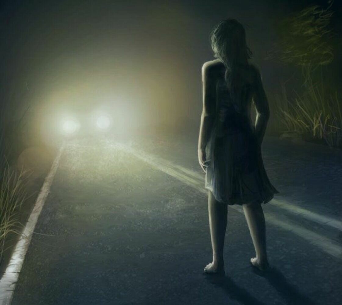 Призрак помог девушка. Девочка на дороге ночью. Призрак девушки на дороге. Призрак на дороге ночью. Приведение на дороге.