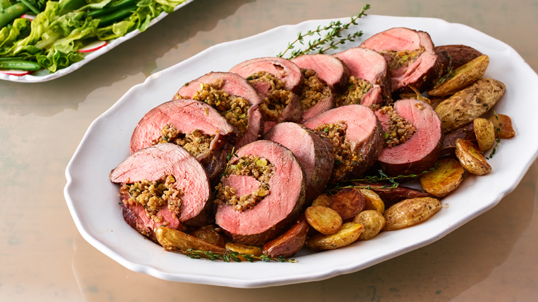 Жареная баранья ножка с начинкой из киноа и фисташек