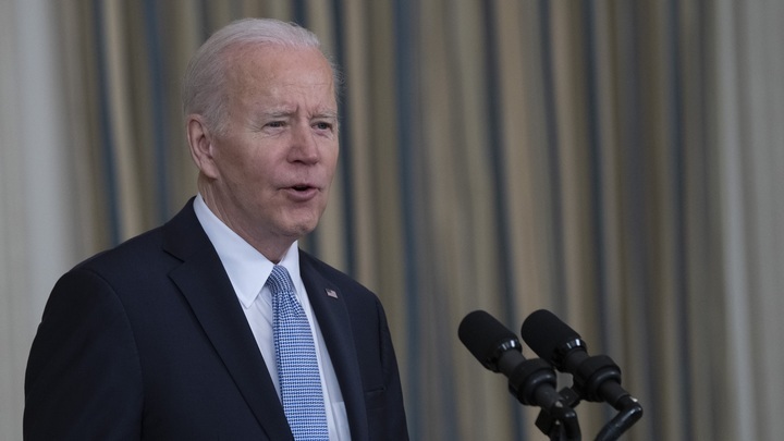 Глава Белого дома Джо Байден вновь оскорбил Владимира Путина и грозит ему судом и новыми санкциями