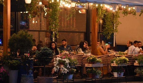 Собянин разрешил владельцам кафе не демонтировать летние веранды на зиму