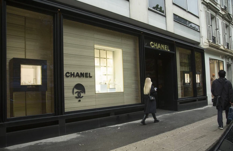 В Париже магазины Chanel обклеили стикерами с Гитлером. Бренд отказался продавать вещи россиянам