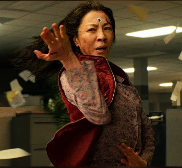 Абсурд не от Marvel: фильм о мультивселенной. «Все везде и сразу» выходит в прокат на этой неделе