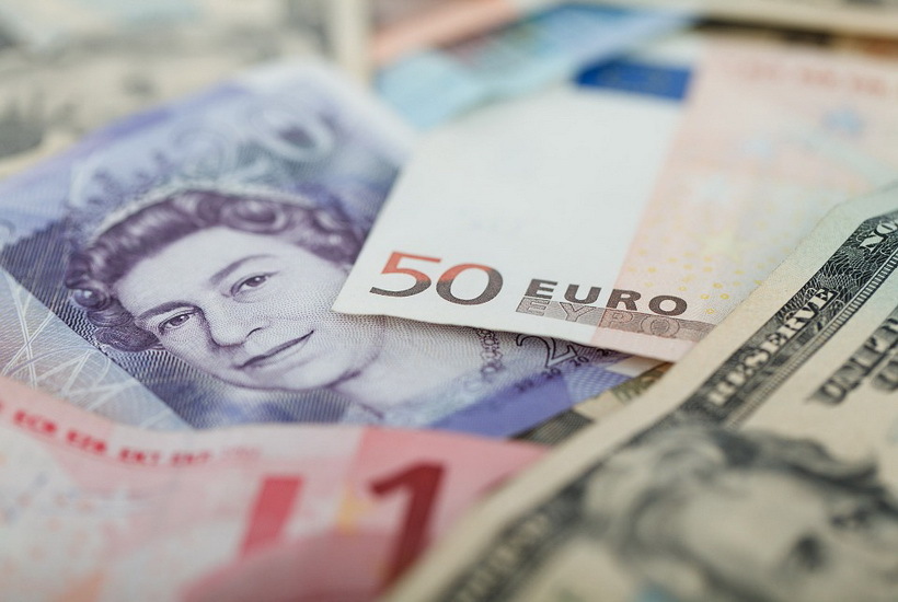 Курс евро упал ниже 62 рублей впервые за пять лет