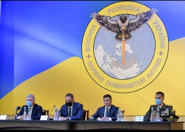 Для тех, кто кричит "нетфойне!". На кого указывает украинский меч?