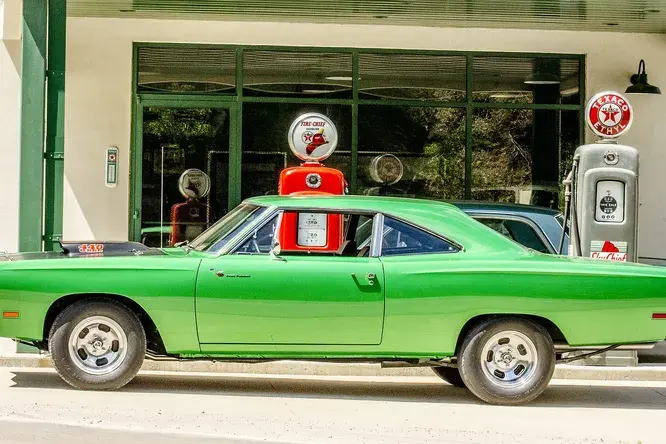 Почему в одних машинах бензобак с правой стороны, а в других — с левой?